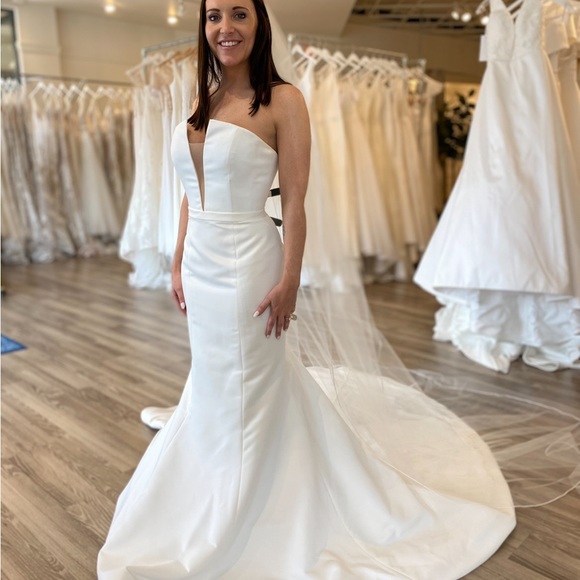 Strapless Wedding Dress Never Worn - Picture 2 of 5